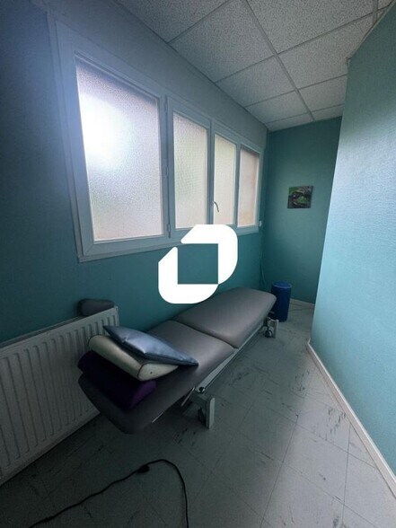 Office in Pantin for lease - Building Photo - Image 2 of 8
