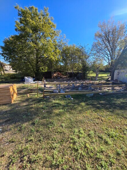 1206 N Kaufman St, Ennis, TX à vendre - Photo du bâtiment - Image 2 de 3