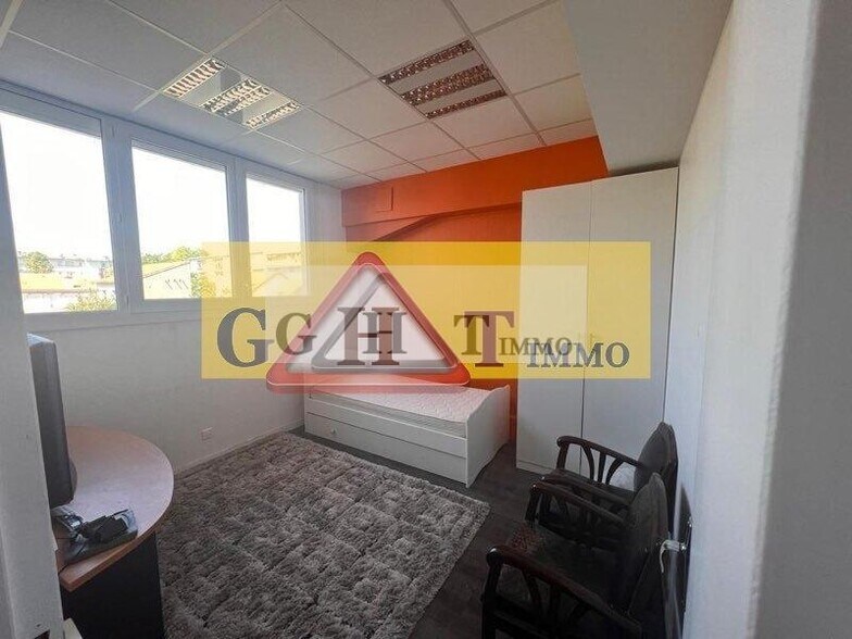 Office in Maisons-Alfort for lease - Interior Photo - Image 3 of 5
