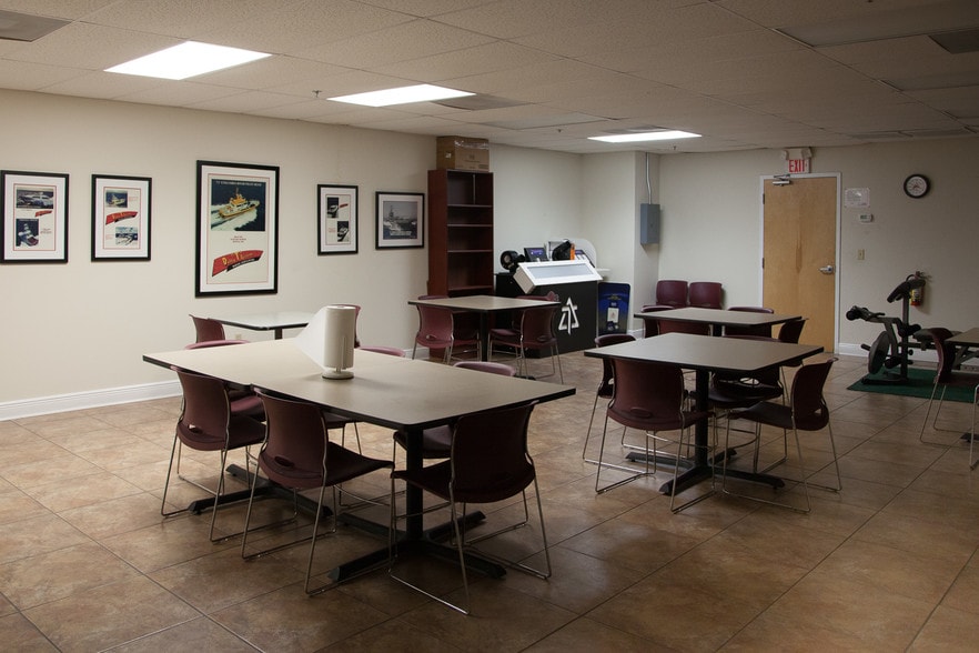 863 W 13th Ct, Riviera Beach, FL à vendre - Photo intérieure - Image 3 de 13