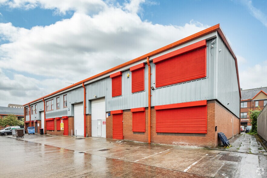 Modwen Rd, Salford à vendre - Photo du bâtiment - Image 3 de 5