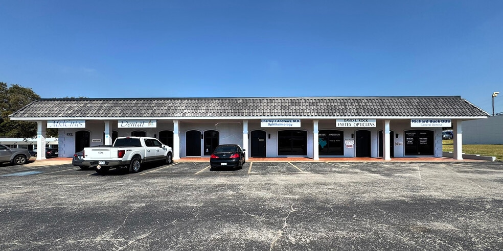 556 W Bedford Euless Rd, Hurst, TX for lease - Primary Photo - Image 1 of 11