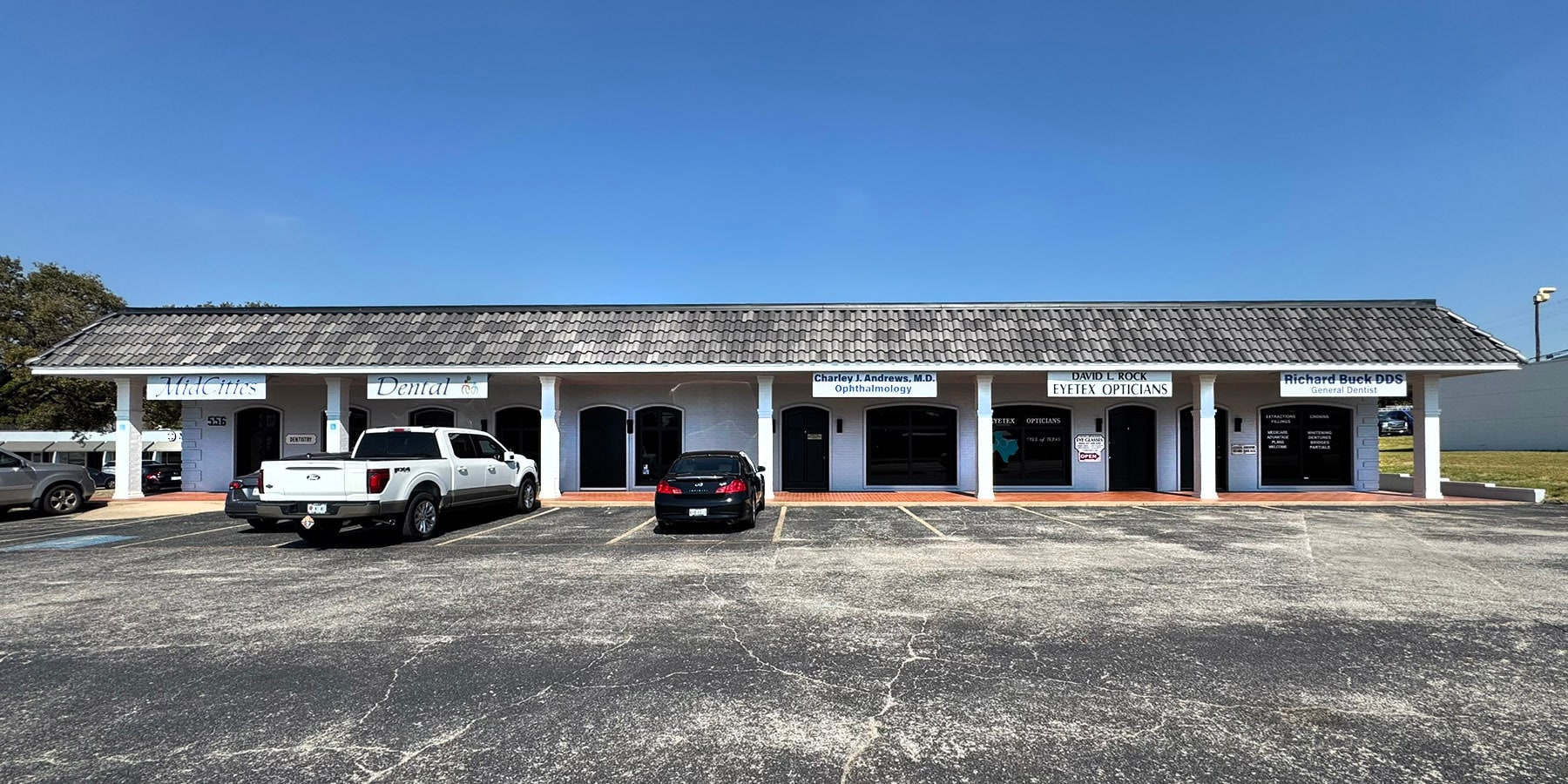 556 W Bedford Euless Rd, Hurst, TX for lease Primary Photo- Image 1 of 12