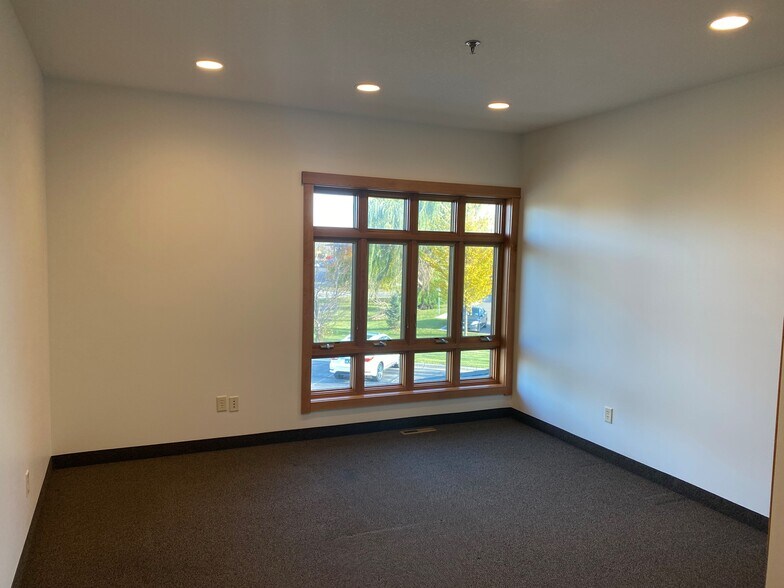 18200 45th Ave N, Plymouth, MN for lease - Building Photo - Image 2 of 19