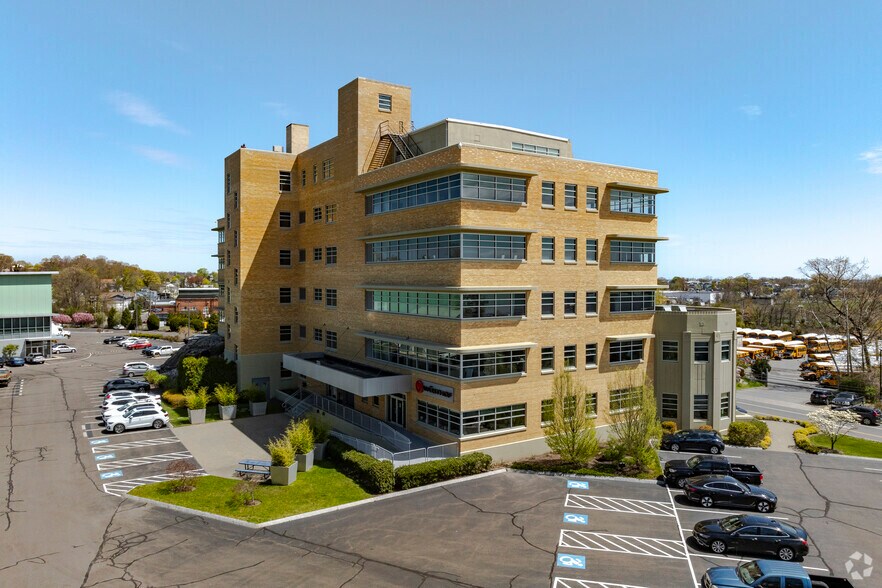 333 Wilson Ave, Norwalk, CT à louer - Photo du bâtiment - Image 2 de 14