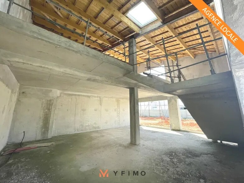 Retail in Aubergenville for lease - Building Photo - Image 1 of 4