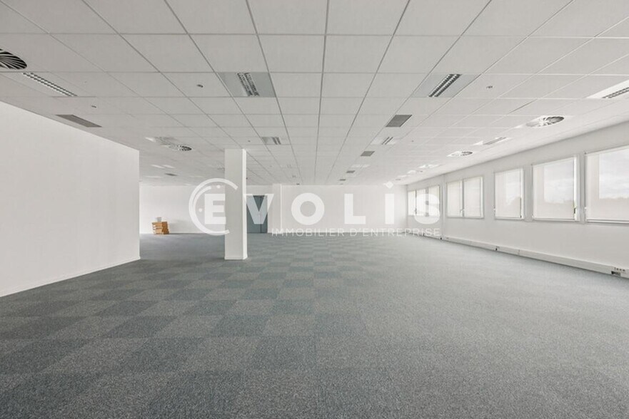 Office in Bondy for lease - Interior Photo - Image 2 of 13