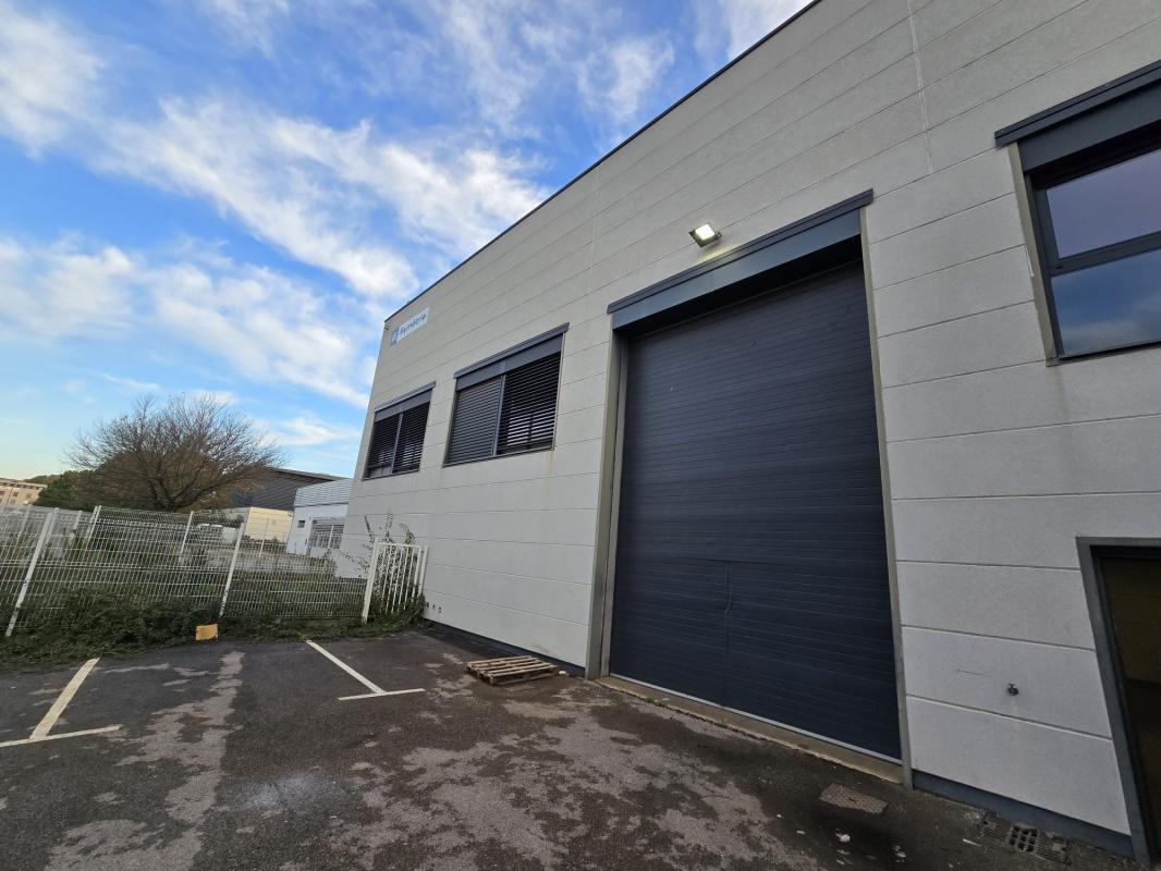 Flex in Nîmes for lease Building Photo- Image 1 of 24