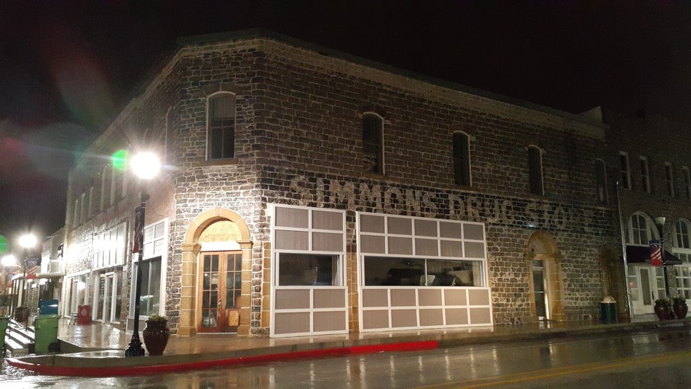 106-110 S Cherokee St, San Saba, TX à louer - Photo du bâtiment - Image 2 de 15