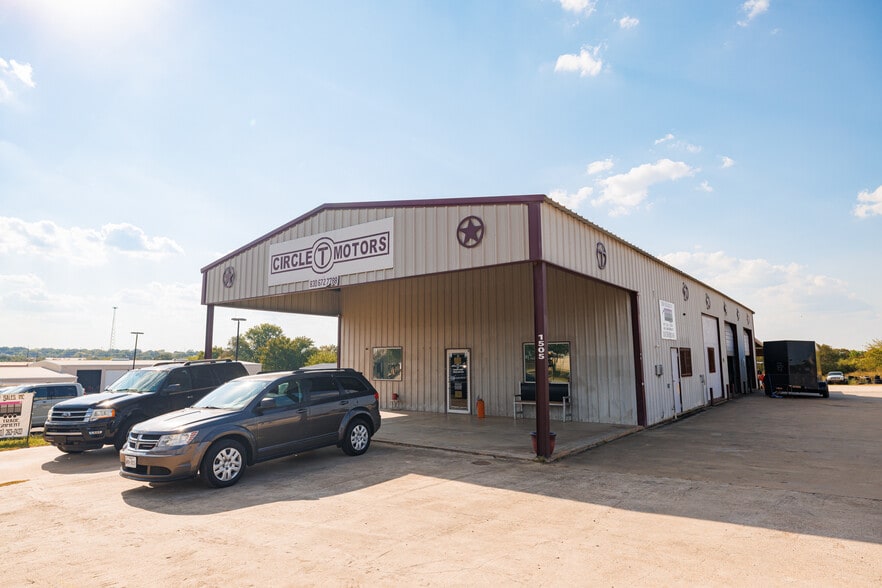 1505 E Sarah Dewitt Dr, Gonzales, TX à vendre - Photo du bâtiment - Image 2 de 10