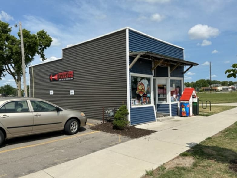 Cedar Rapids Commercial Portfolio portfolio of 3 properties for sale on LoopNet.ca - Building Photo - Image 3 of 4