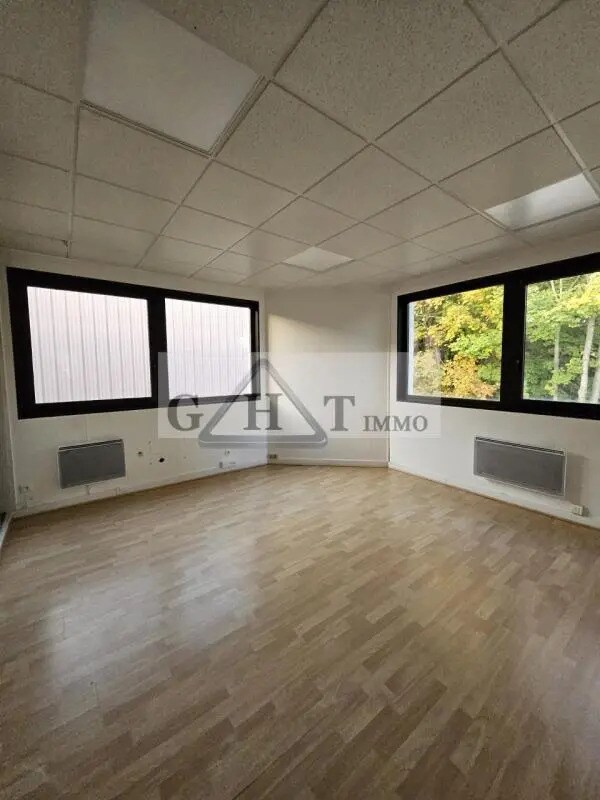 Office in Verrières-le-Buisson for lease Interior Photo- Image 1 of 5