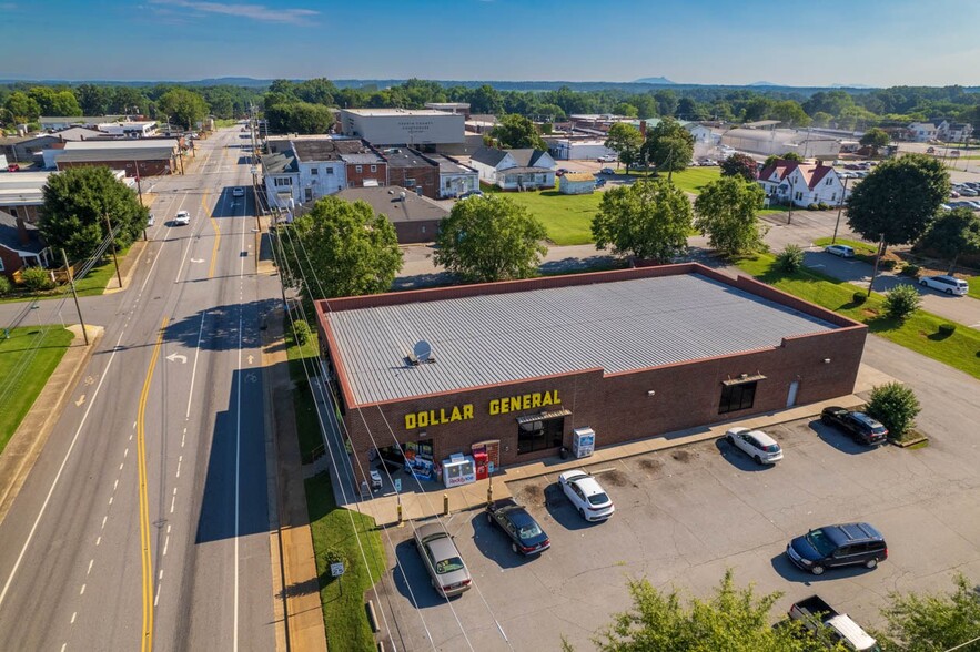 103 E Willow St, Yadkinville, NC for sale - Primary Photo - Image 1 of 1