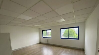 Flex in Lisses for lease Building Photo- Image 1 of 6