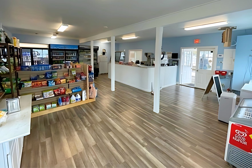 6 Tepee St, Hampton Bays, NY for lease - Interior Photo - Image 3 of 6