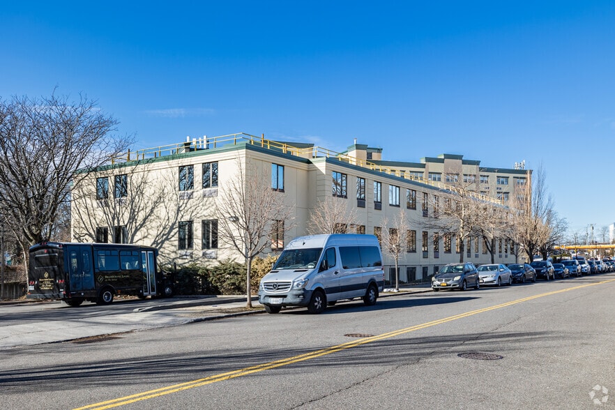 5515 Little Neck Pky, Little Neck, NY for lease - Building Photo - Image 3 of 4