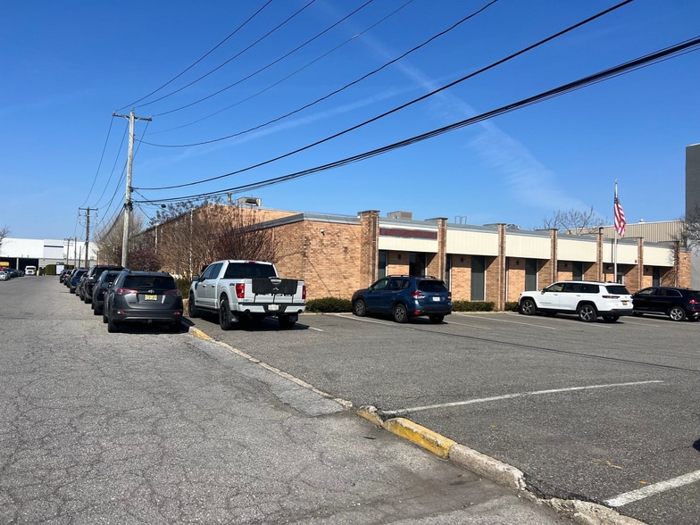 940 Oyster Bay rd, Bethpage, NY for lease - Primary Photo - Image 1 of 1