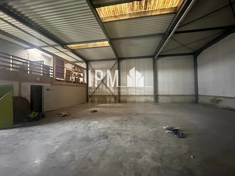 Retail in Vitrolles for lease - Interior Photo - Image 2 of 5