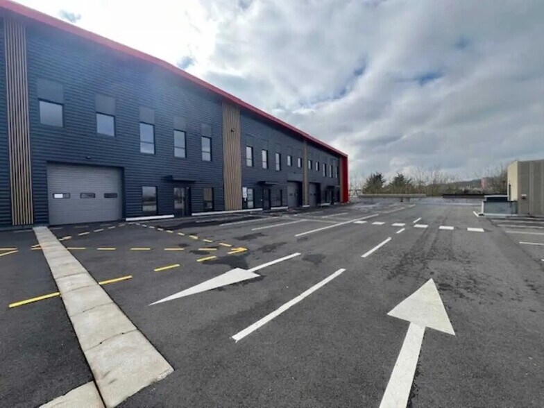 Flex in Élancourt for lease - Building Photo - Image 2 of 14