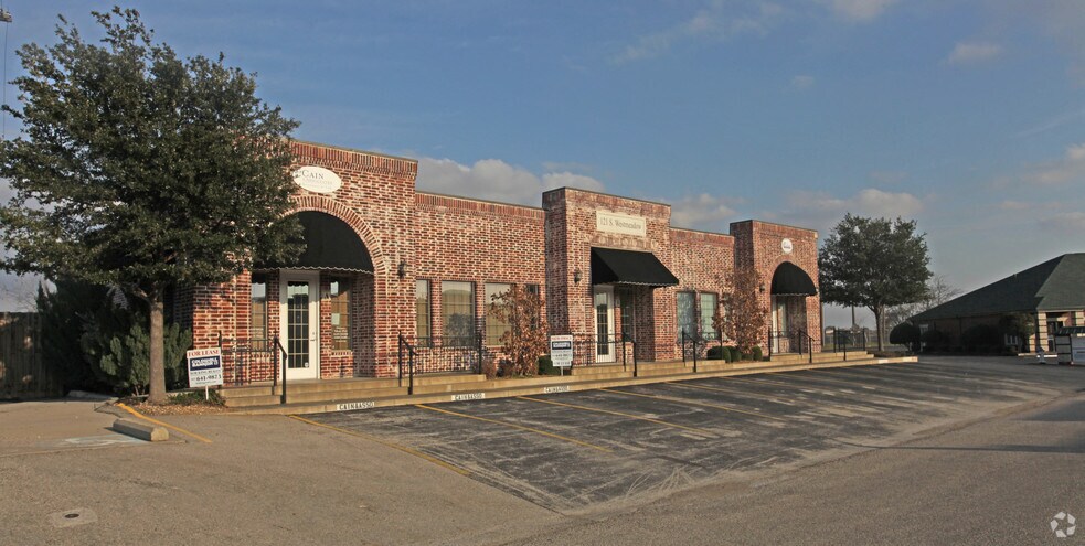 121 S Westmeadow Dr, Cleburne, TX à louer - Photo du bâtiment - Image 2 de 2