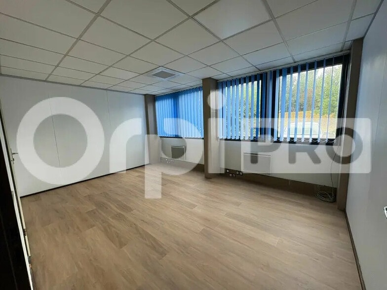 Office in Moissy-Cramayel for lease - Interior Photo - Image 3 of 11