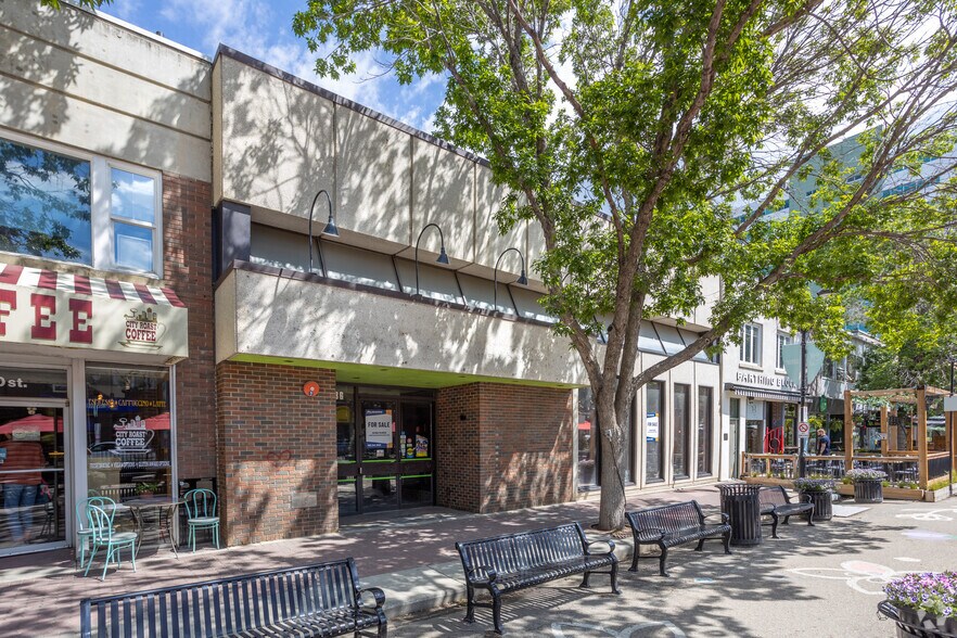 4936 50 St, Red Deer, AB à vendre - Photo du bâtiment - Image 2 de 2