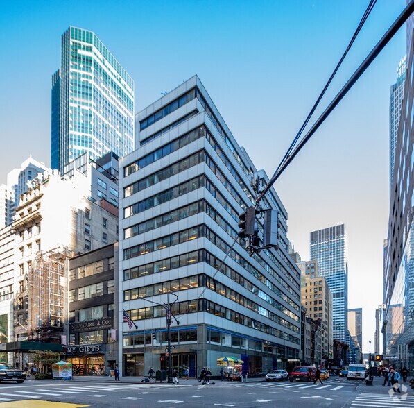 579 Fifth Ave, New York, NY à louer - Photo du bâtiment - Image 1 de 10