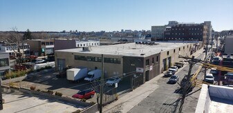 Vacant Warehouse with land, docks, drive in - Entrepôt