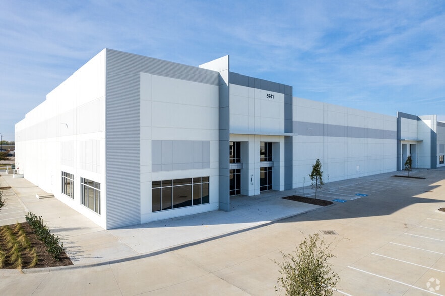 6741 Midway Rd, Haltom City, TX for lease - Building Photo - Image 1 of 9