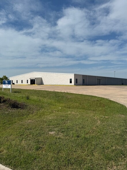 1008 Carlos Parker Blvd SW, Taylor, TX for lease - Building Photo - Image 1 of 6