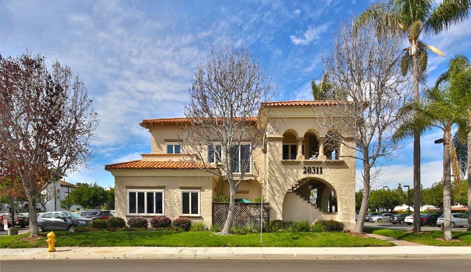 20311 SW Acacia St, Newport Beach, CA à louer - Photo du bâtiment - Image 2 de 3