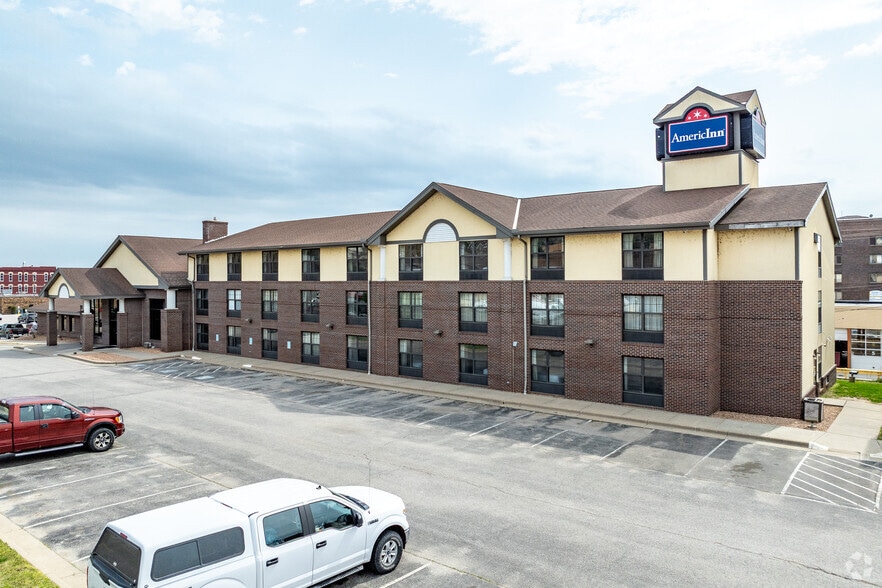 222 W 2nd St, Ottumwa, IA for sale - Primary Photo - Image 1 of 5