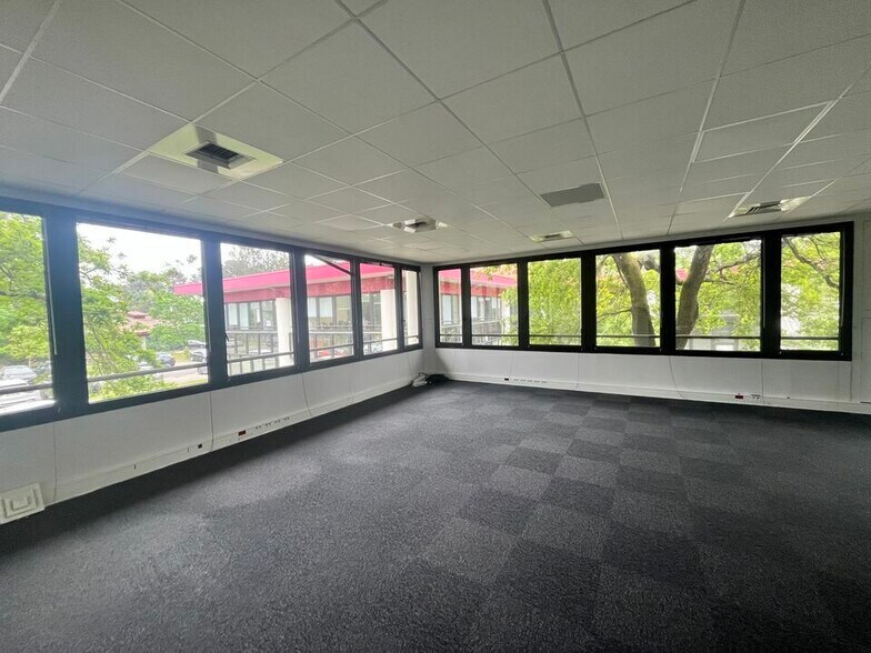 Office in Bordeaux for lease - Interior Photo - Image 3 of 11