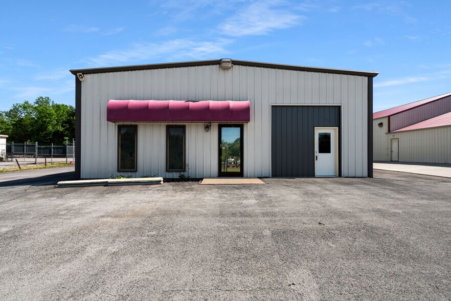 505 Industrial Dr, Glasgow, KY for sale - Building Photo - Image 1 of 16