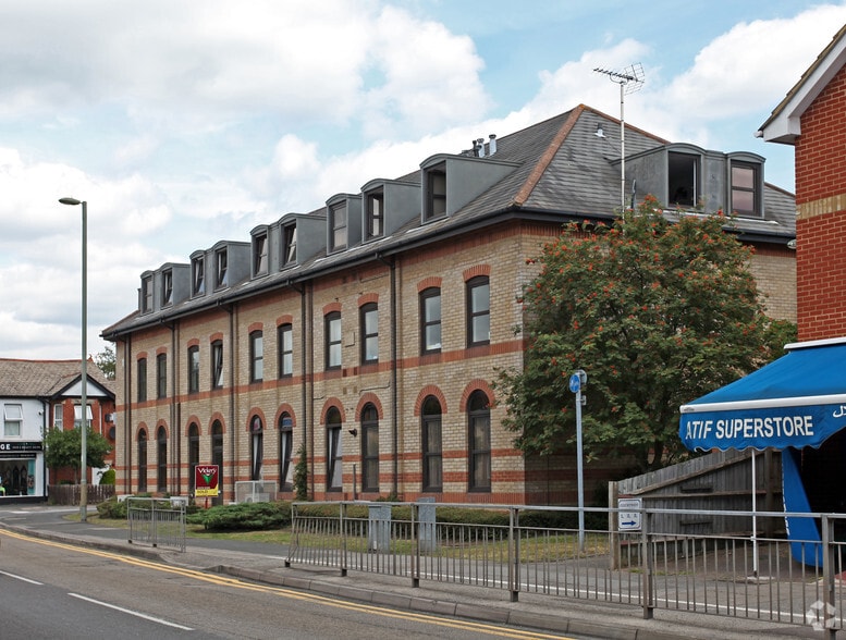 103 Frimley Rd, Camberley à louer - Photo du bâtiment - Image 2 de 3