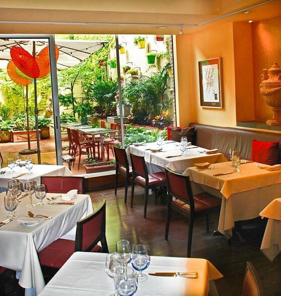 325 W 51st St, New York, NY for lease - Building Photo - Image 3 of 9