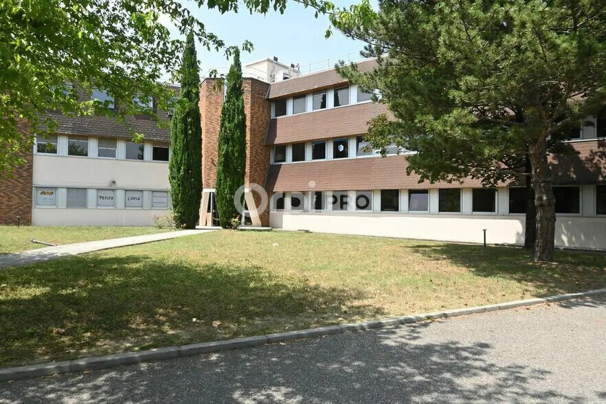 Office in Bron for lease - Building Photo - Image 2 of 12