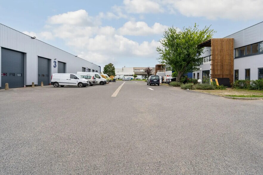 Flex dans SAINT-OUEN-L'AUMONE à louer - Photo du bâtiment - Image 3 de 3