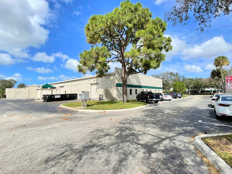 2900 Horseshoe Dr S, Naples, FL à louer - Photo du bâtiment - Image 2 de 2