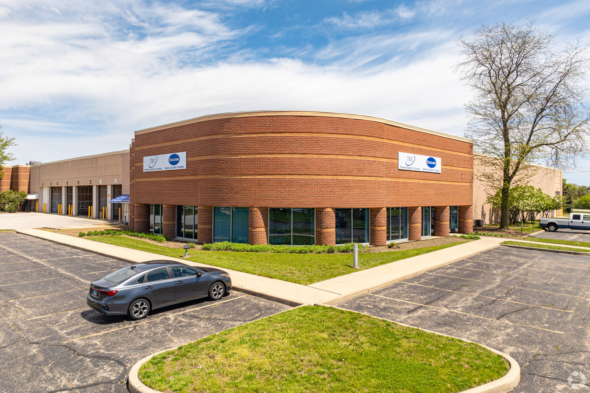 100 Overland Dr, North Aurora, IL for sale Primary Photo- Image 1 of 1