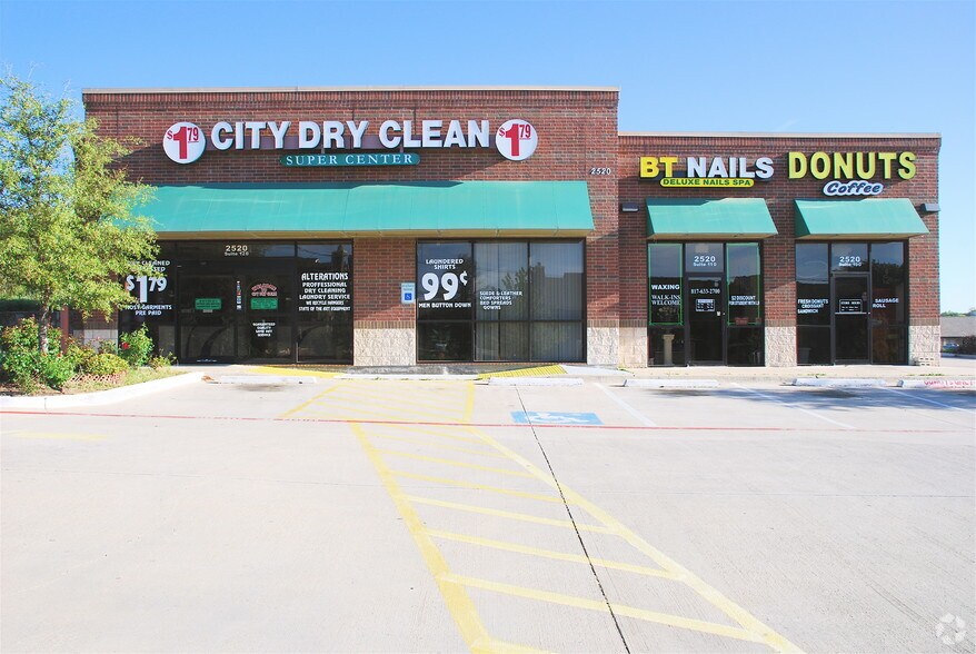 2520 NE Green Oaks Blvd, Arlington, TX à louer - Photo du bâtiment - Image 3 de 3