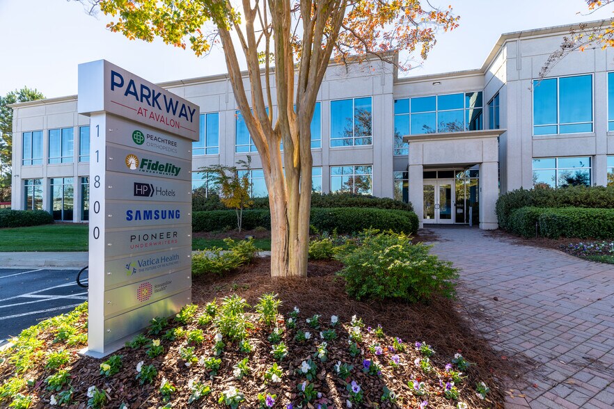 11720 Amberpark Dr, Alpharetta, GA à louer - Photo du bâtiment - Image 3 de 22