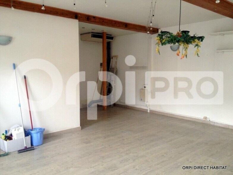 Retail in Civrieux for lease - Interior Photo - Image 3 of 4
