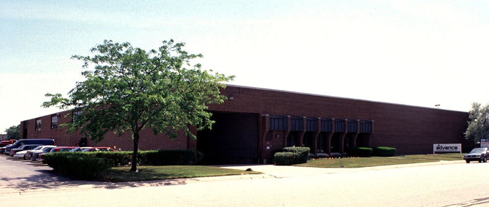 2001 Estes Ave, Elk Grove Village, IL à louer - Photo du bâtiment - Image 2 de 5