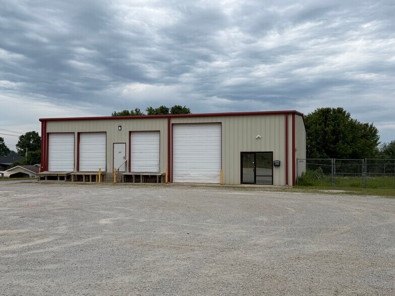 1641/1643 Goodhard Drive, West Plains, MO for sale - Building Photo - Image 2 of 3