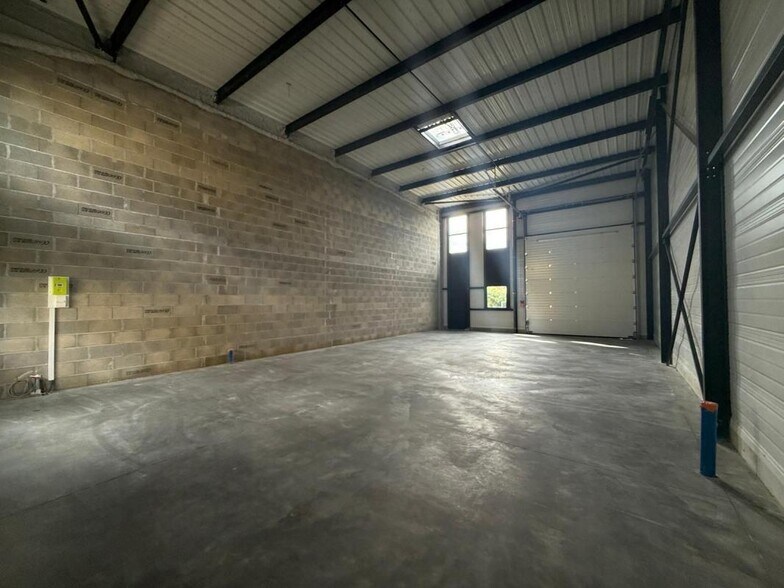 Industrial in Montagnat for lease - Interior Photo - Image 2 of 5