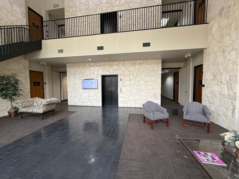 14400 Northbrook Dr., San Antonio, TX à louer - Photo du bâtiment - Image 2 de 16