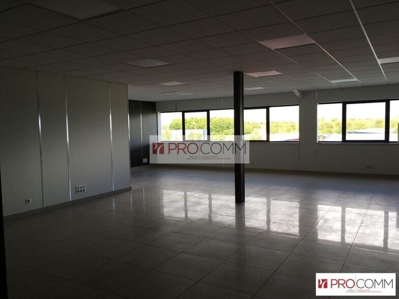 Office in Chartres for lease - Interior Photo - Image 2 of 6