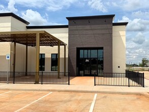 16533 N May Ave, Edmond, OK for lease Building Photo- Image 2 of 10