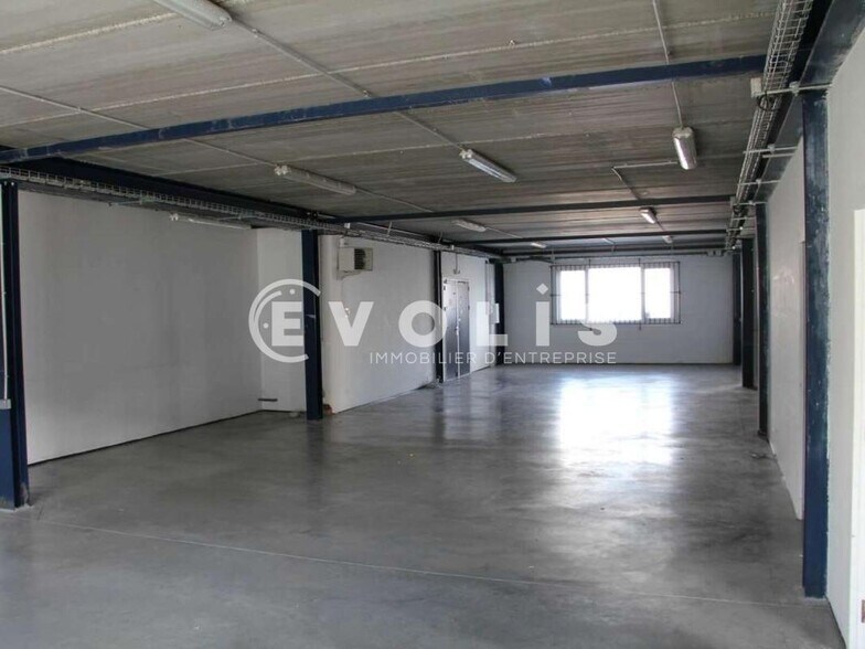 Flex in Roncq for lease - Interior Photo - Image 3 of 7